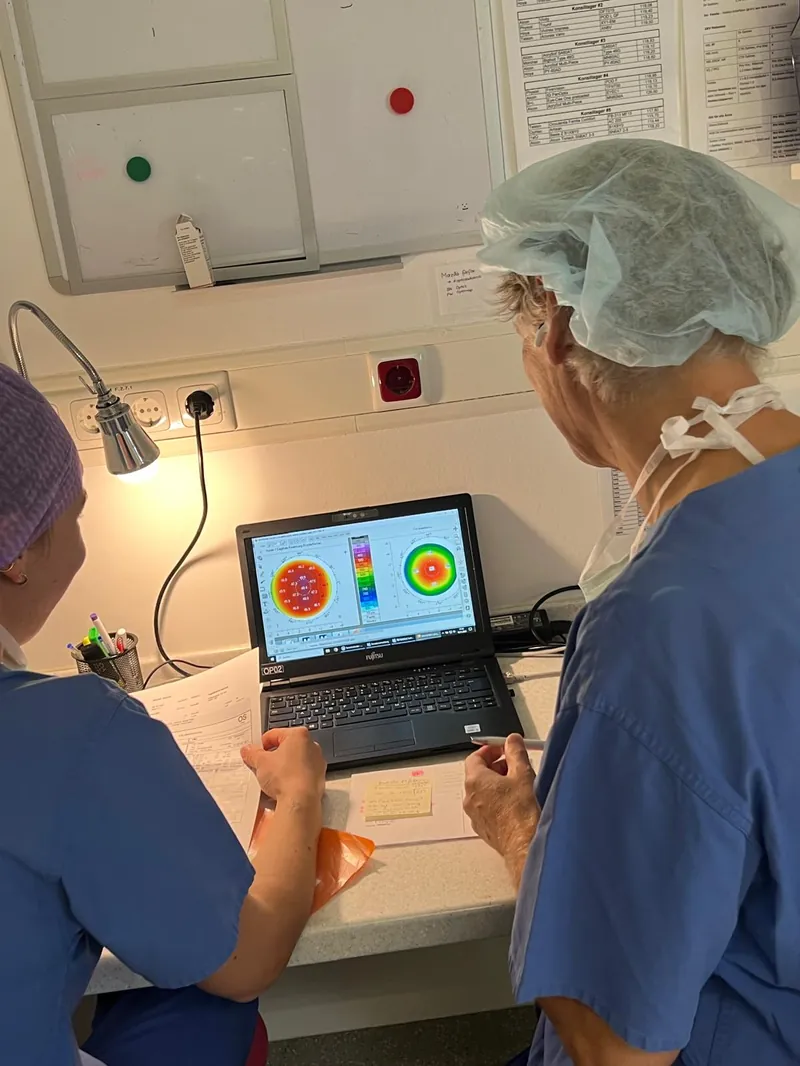 Ärzteteam bei der Auswertung der Hornhauttopographie