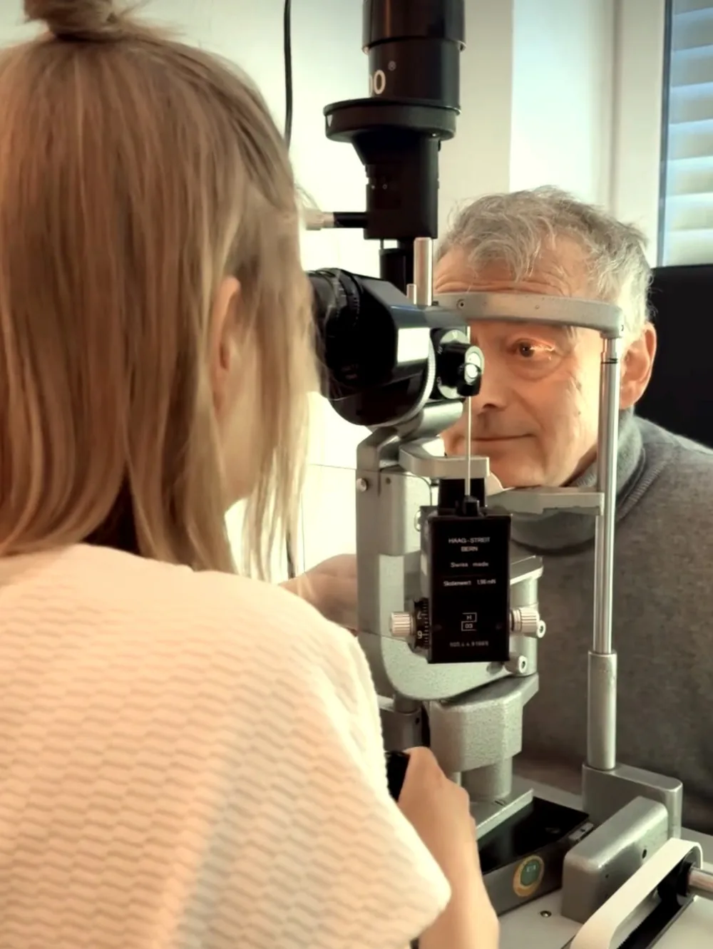 Patientin bei der Augenuntersuchung