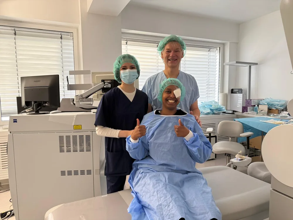 Dr. Gerten mit Patient nach erfolgreicher OP