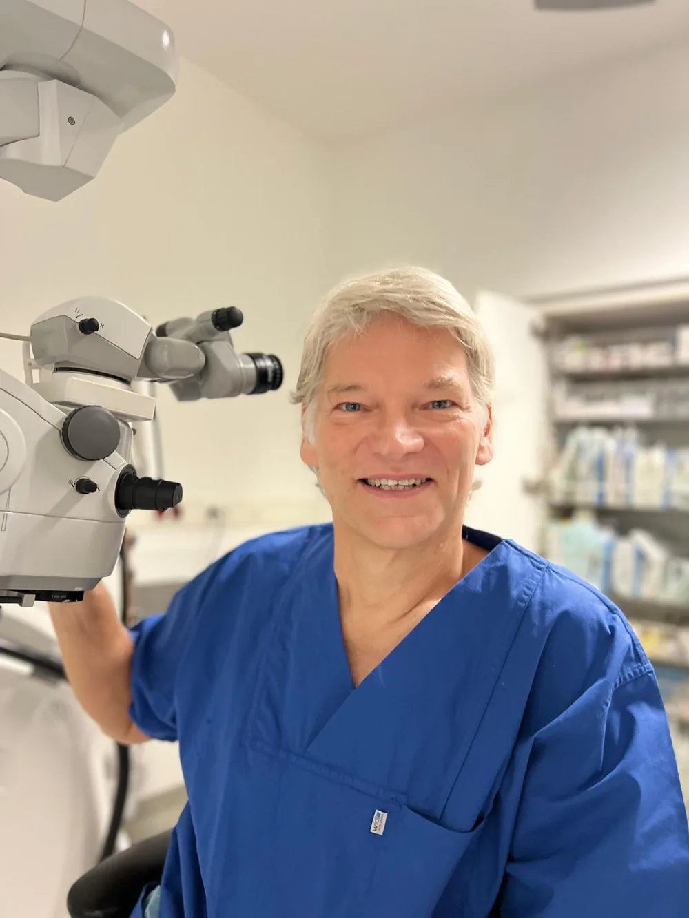 Dr. med. Georg Gerten bei einer Augenoperation