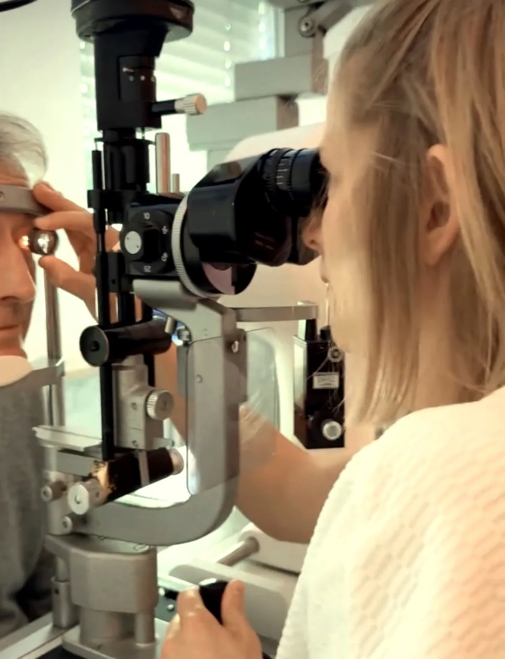 Frau liest ohne Brille